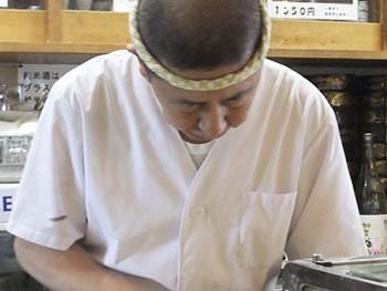 仕込中の大将の写真